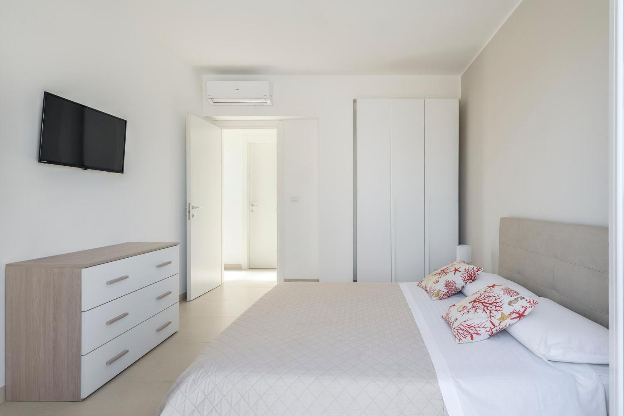 Dolcevitasuites - Modern 3 Bdr Villa In S. Lorenzo Рейтані Екстер'єр фото