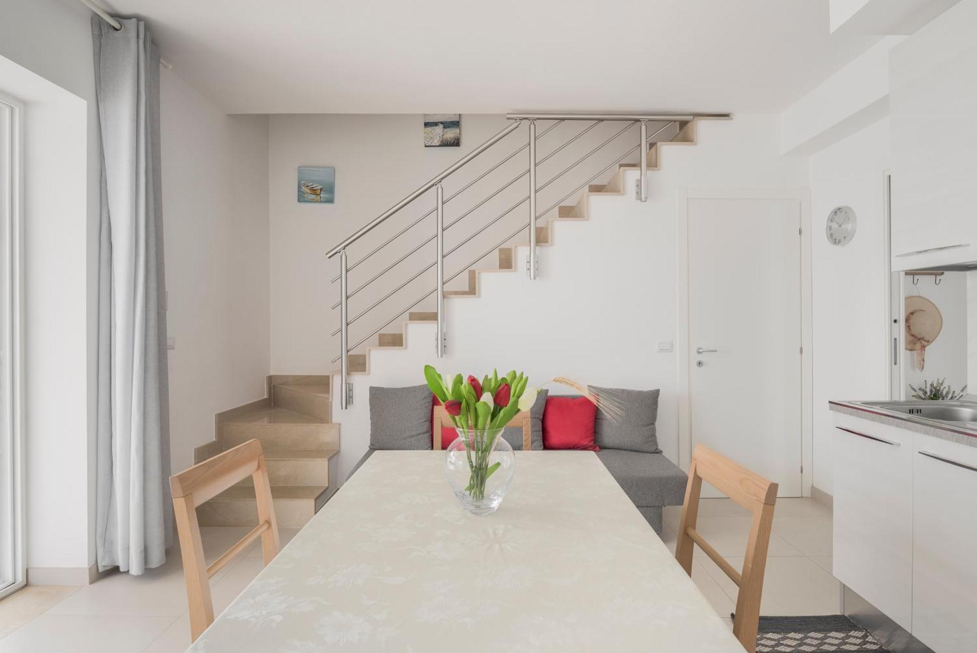 Dolcevitasuites - Modern 3 Bdr Villa In S. Lorenzo Рейтані Екстер'єр фото